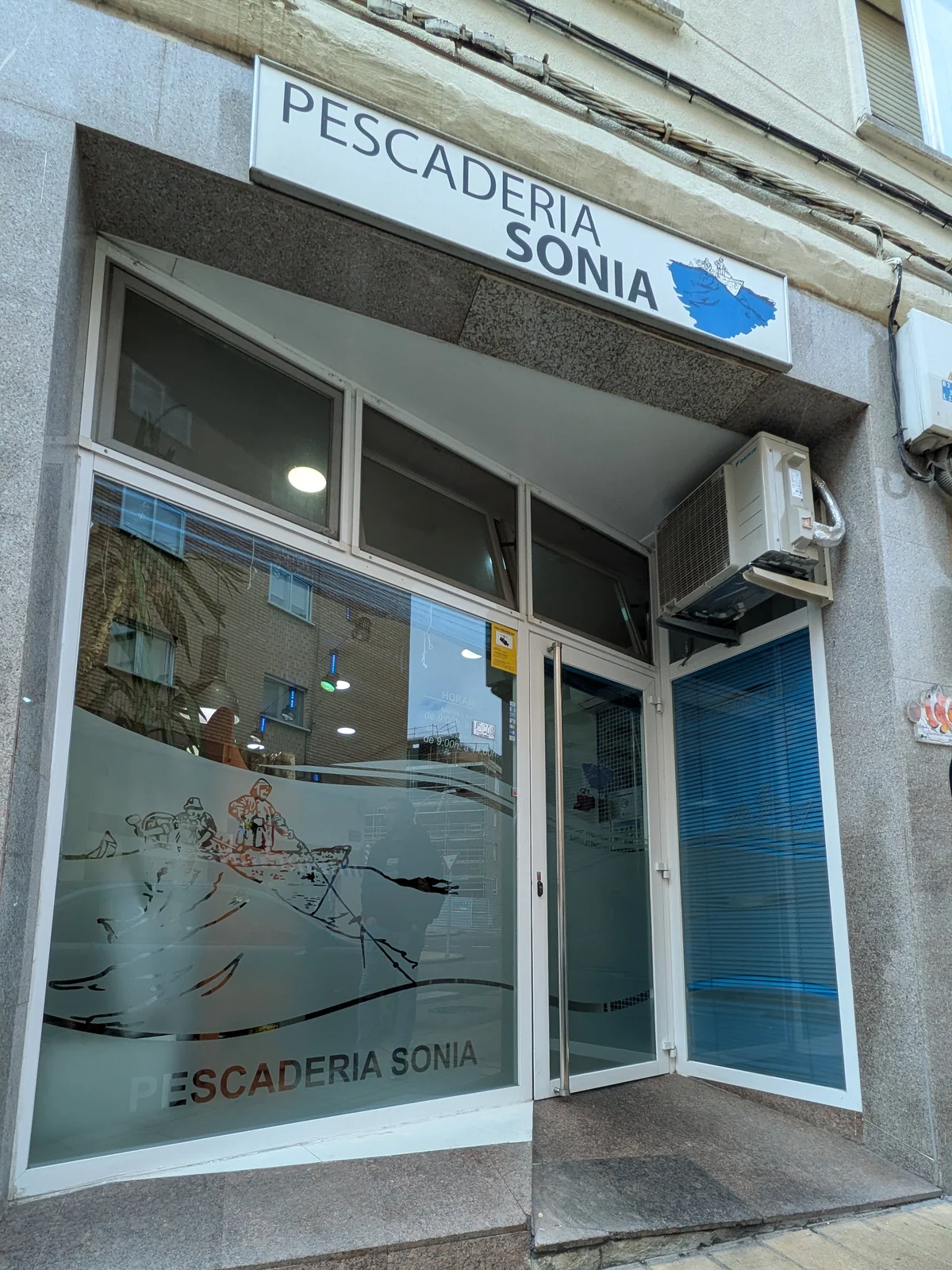 Entrada abierta de Pescadería Sonia en Soria