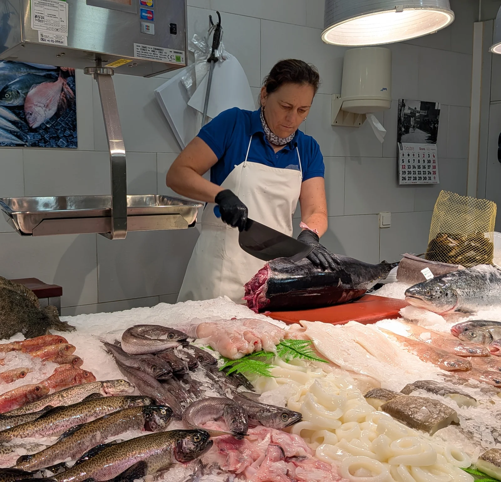 Sonia preparando pescado detrás del mostrador