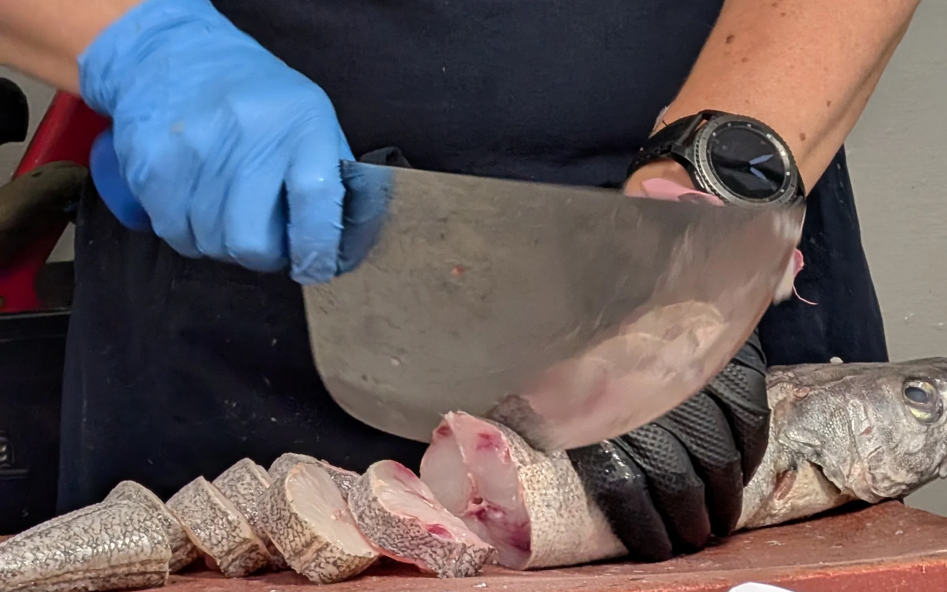 Manos de Sonia cortando pescado en rodajas